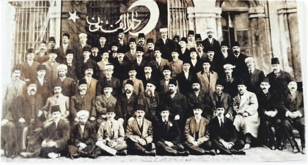 Mehmet Akif Darülfünun’daki muallimliği yıllarında (1908-1910) (Önden ikinci sırada sağdan beşinci)