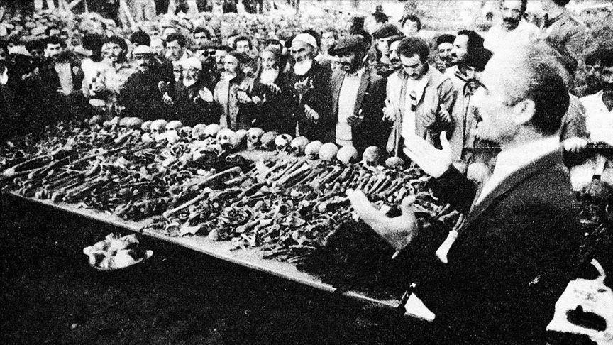 Ermenilerin Birinci Dünya Savaşı sırasında silahsız sivillere yönelik katliamları, toplu mezar kazılarıyla gözler önüne serildi. Kazılarda elde edilen bulgular, Ermeni çetelerin Müslüman ahaliyi insanlık dışı işkencelerle katlettiğini kanıtlıyor. Fotoğrafta Erzurum'un Yeşilyayla Köyü'nde Mart 1918 tarihinde yaptığı katliama ait toplu mezar başında dua eden vatandaşlar görülüyor. (Arşiv)