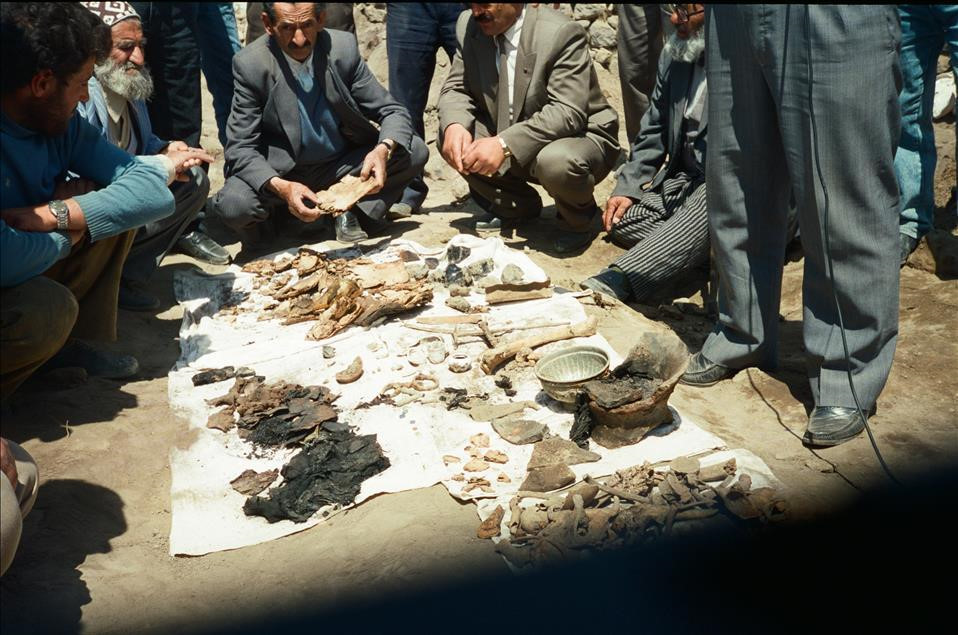 Ermenilerin Birinci Dünya Savaşı sırasında silahsız sivillere yönelik katliamları, toplu mezar kazılarıyla gözler önüne serildi. Kazılarda elde edilen bulgular, Ermeni çetelerin Müslüman ahaliyi insanlık dışı işkencelerle katlettiğini kanıtlıyor. 7 Temmuz 1993'teki kazıda Erzurum'un Pasinler İlçesi'ndeki Tımarlı Köyü'nde Ermeni katliamına uğrayan Türkler'e ait kemikler görülüyor. (Arşiv)