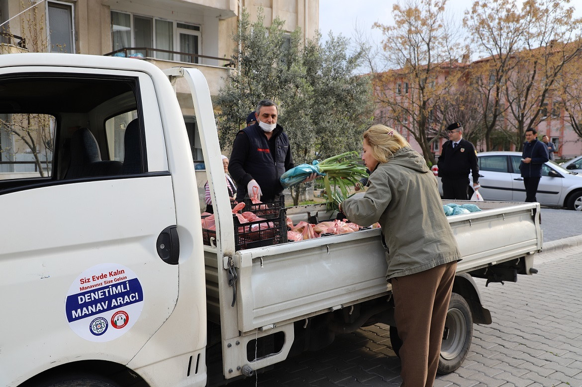 Fırıncılar gibi araçlar ile sokaklarda sebze meyve satışı yapılması talep ediliyor. 