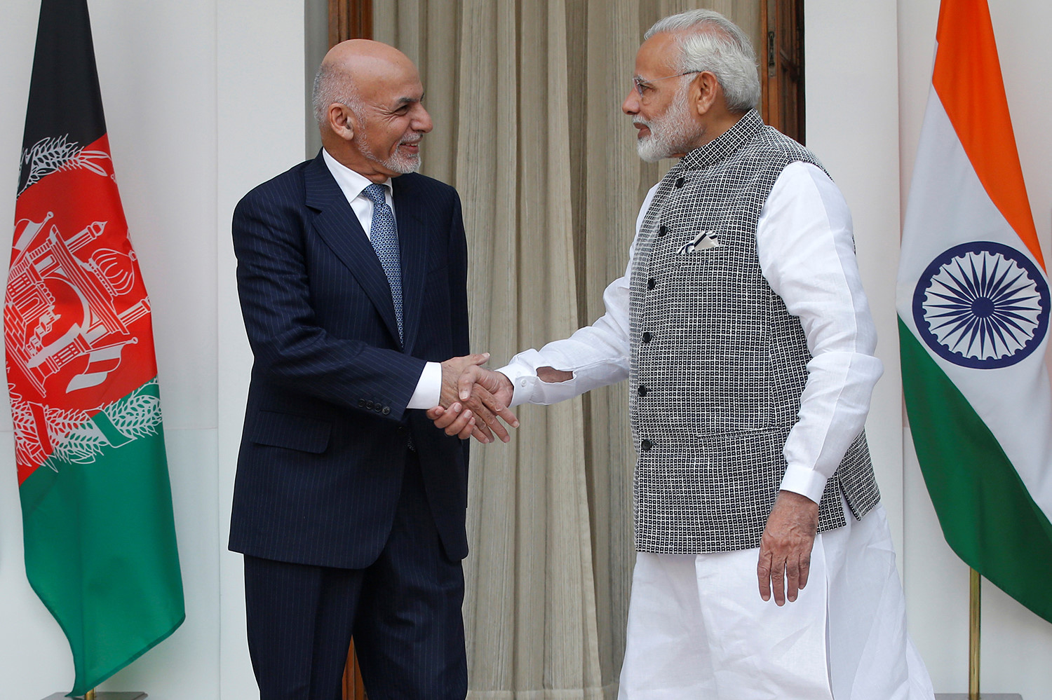 (Afganistan Cumhurbaşkanı Eşref Gani Ahmedzay (solda) ve Hindistan Başbakanı Narendra Modi (sağda)) Pakistan yetkilileri, Hindistan’ın Afganistan barış sürecine katılmasını bölgesel huzur ve güvenliğe herhangi bir katkısı olmayan, aksine olumsuz etki eden bir gelişme olarak değerlendiriyor. 