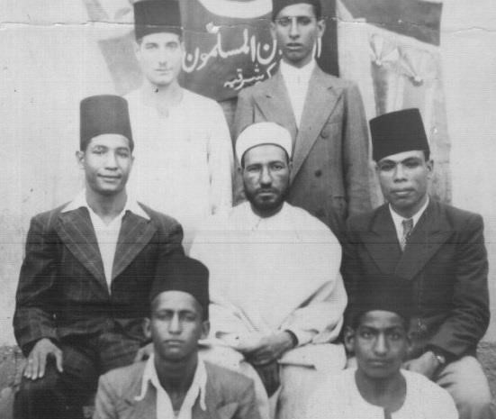 Mısırlı düşünür ve âlim Hasan el-Benna (ortada), 12 Şubat 1949'da uğradığı suikast sonucu 43 yaşında şehit olmuştu.