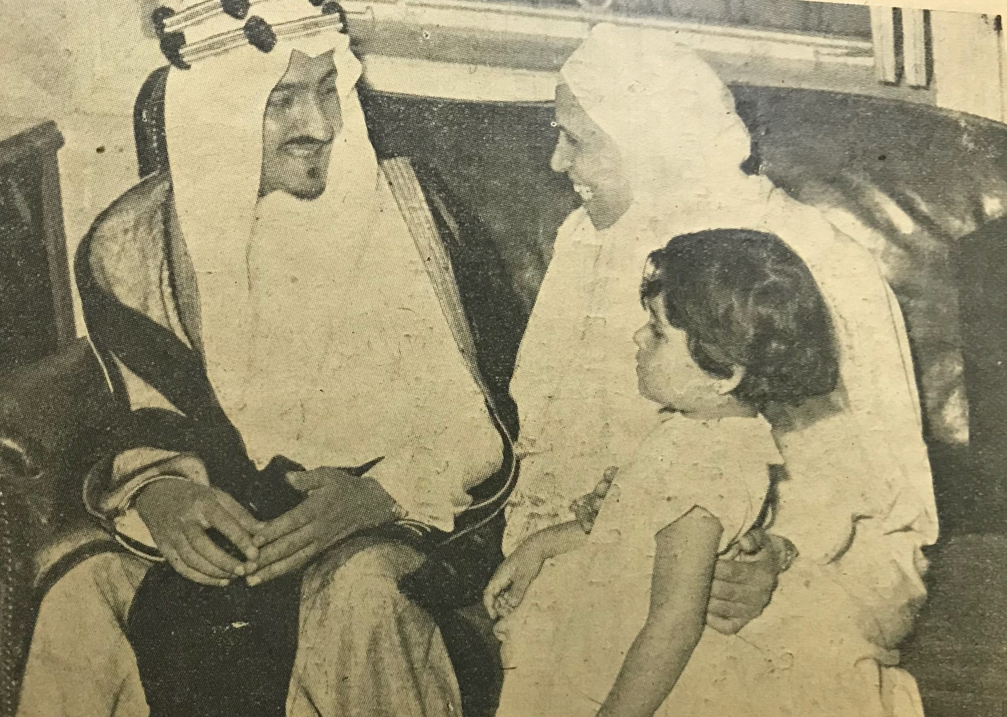 Kral Faysal'ın en büyük oğlu Prens Abdullah ve serbest kalışının ardından bir araya geldiği Zeynep Gazâlî. 