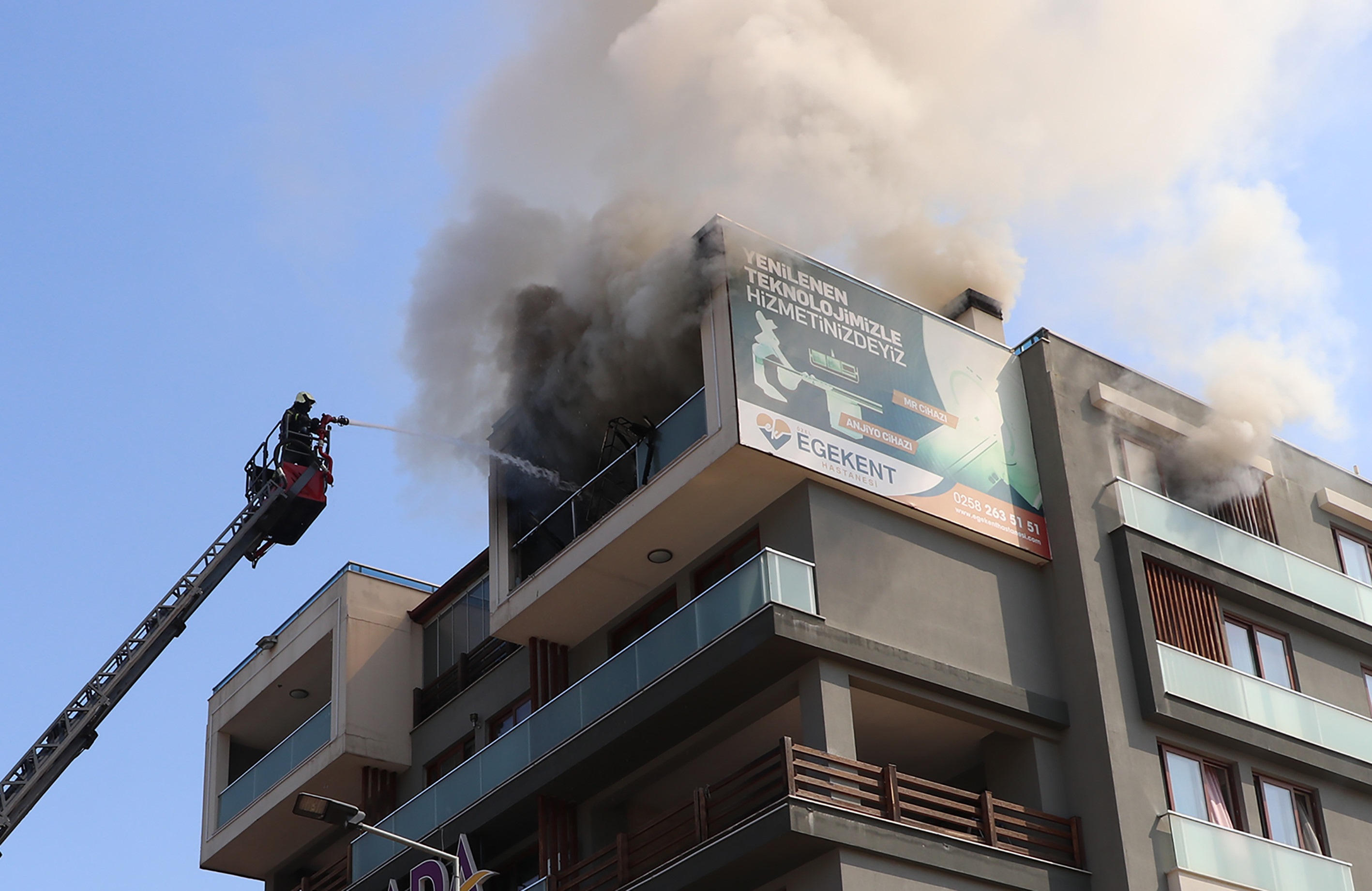 Denizli'de can pazarı: 5'inci kattaki dairesinde çıkan yangında alt kata sarkarak kurtuldu