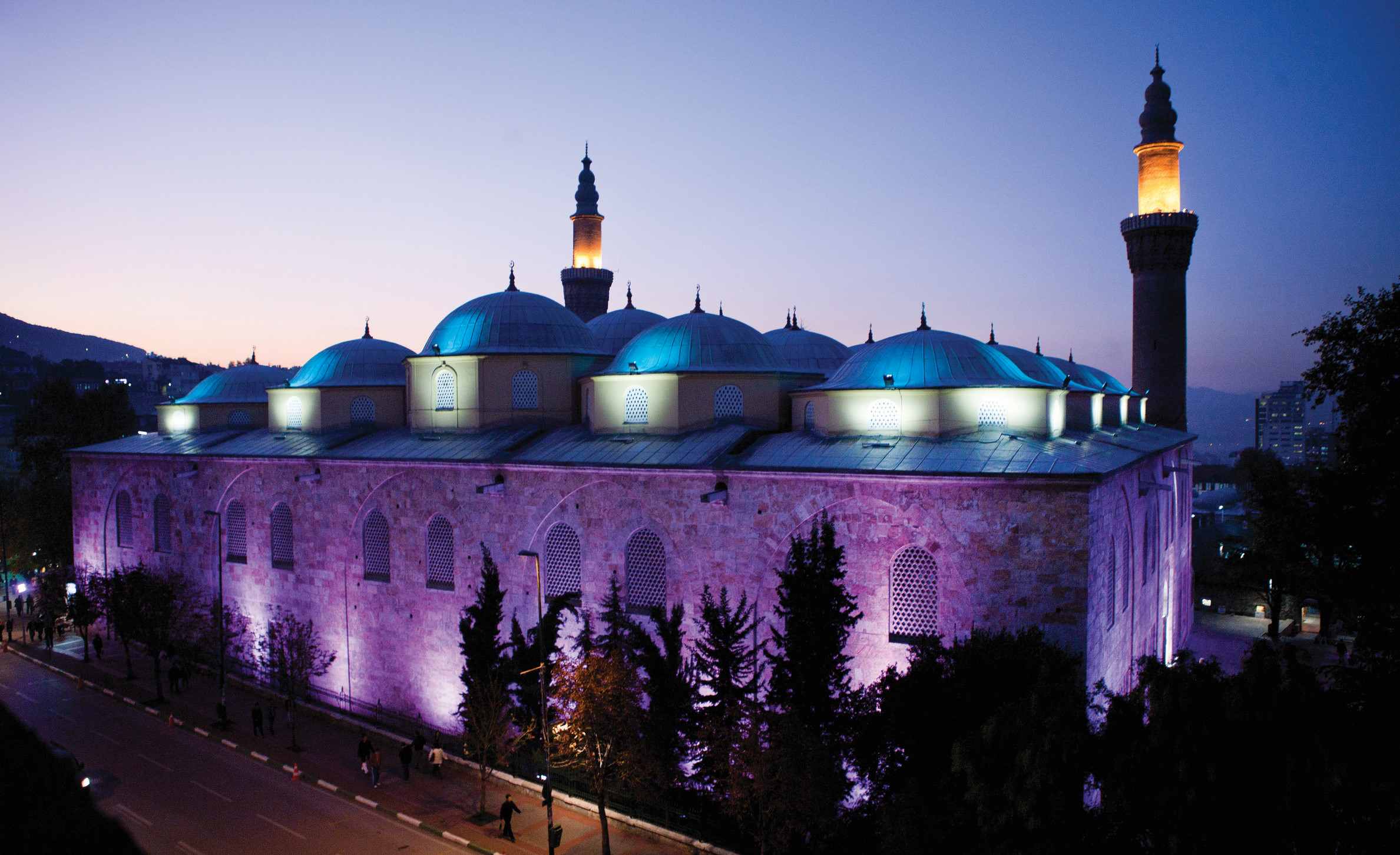 » Osmanlı'nın kalbi Yıldırım Bayezid döneminde inşa edilen Bursa Ulucami, Mekke, Medine, Kudüs ve Şam'dan sonra İslamın beşinci kutsal mabedi olarak kabul ediliyor. 