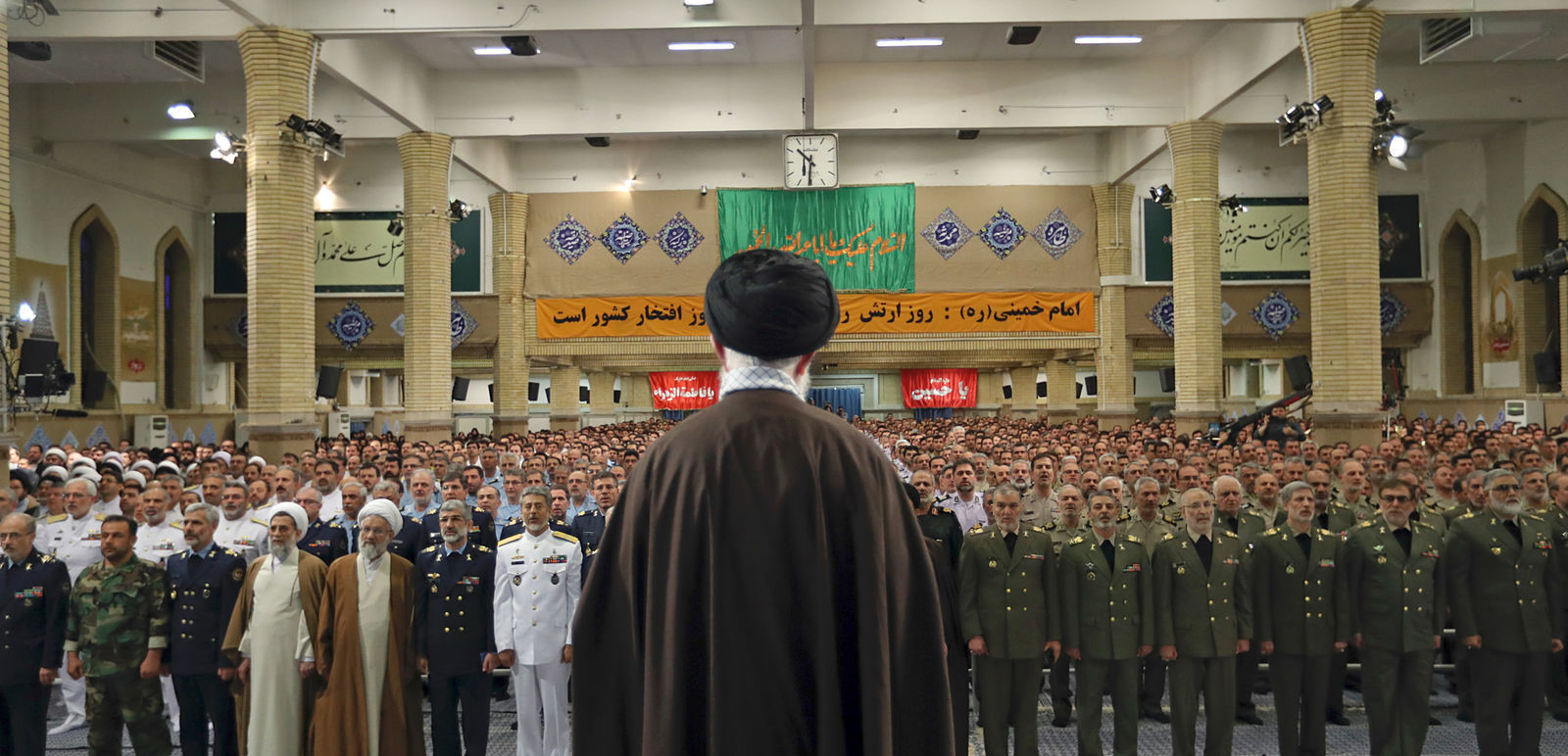 Ruhani son açıklamalarıyla Hamaney ve Devrim Muhafızları Ordusu'nun kırmızı çizgilerinin de tartışmaya açılması gerektiğine işaret etti. 