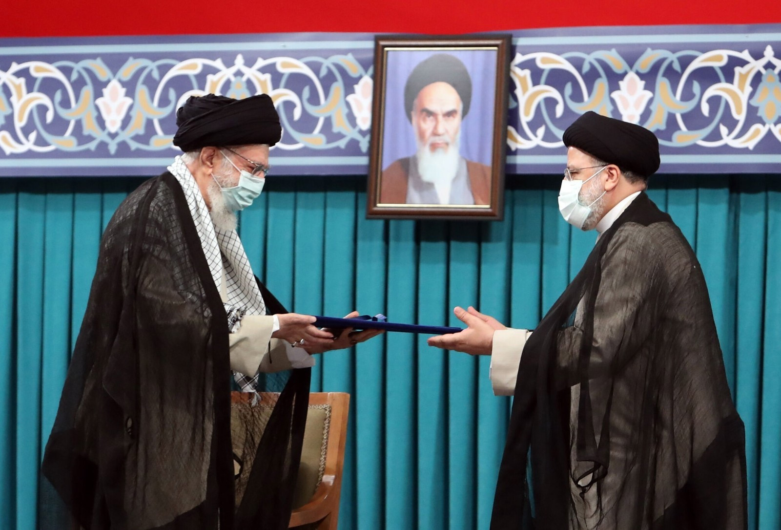 İran'ın yeni cumburbaşkanı İbrahim Reisi mazbatasını Ayetullah Ali Hamaney'den alırken... 