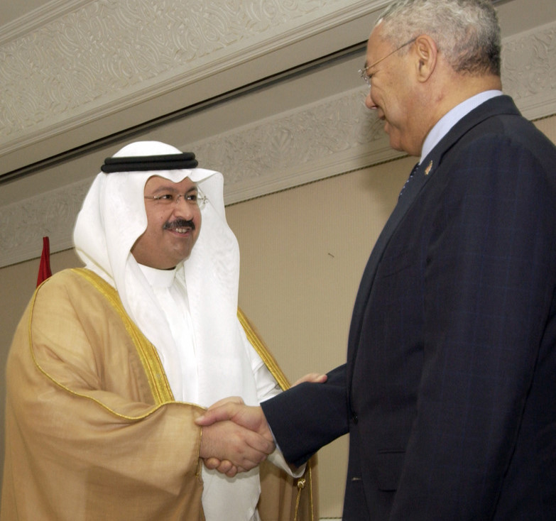 ABD'nin 2003'teki işgali sonrası Irak'ın ilk cumhurbaşkanı olan Şeyh Gazi Acil Yaver ve dönemin ABD Dışişleri Bakanı Kolin Powell. 