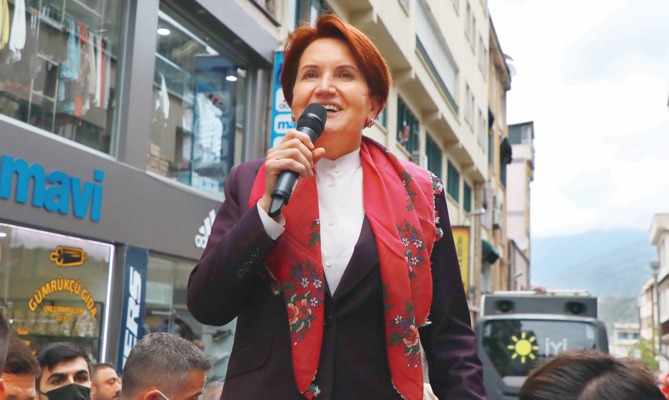 15 Temmuz darbesi öncesi, “Ben Başbakan olacağım” diye ortaya atılan İYİ Parti genel başkanı Meral Akşener, yine sahnede. Akşener, bu kez “Ben Başbakan adayıyım” dedi.