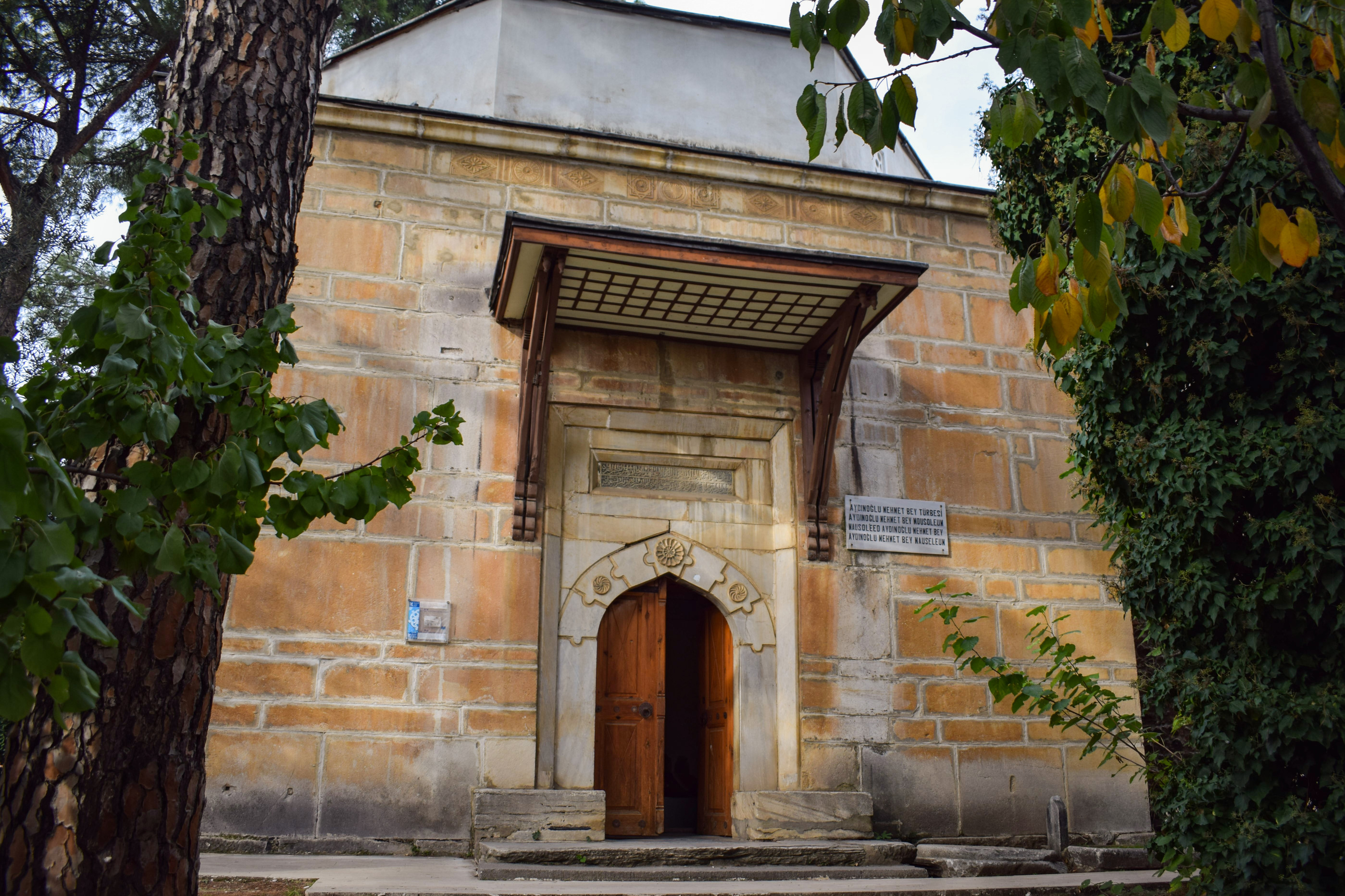 Caminin yanına inşa edilen Aydınoğlu Mehmed Bey Türbesinin girişi ( Fotoğraf: Merve Nur Türker)