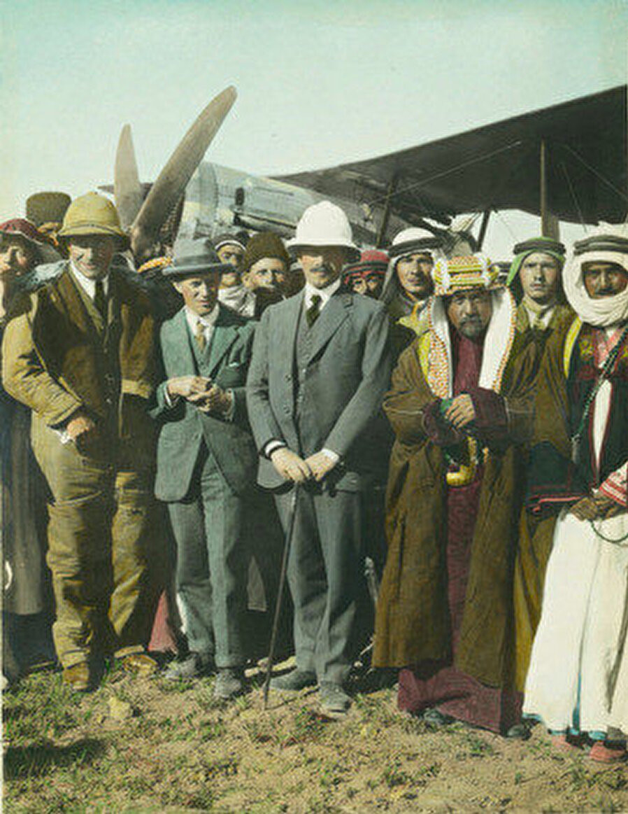 Soldan sağa Gertrude Bell, ? , T.E. Lawrence, Herbert Samuel, Emir Abdullah ve Şeyh Macid Paşa. Amman Havalimanı, Nisan 1921.
