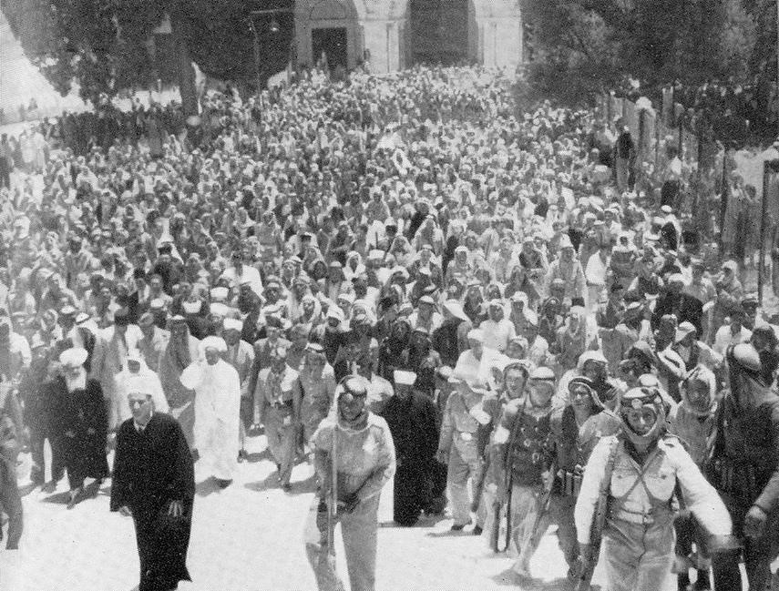 Beyazlar içindeki Kral Abdullah, suikasttan birkaç hafta önce Mescid-i Aksâ'dan ayrılırken, Temmuz 1951.