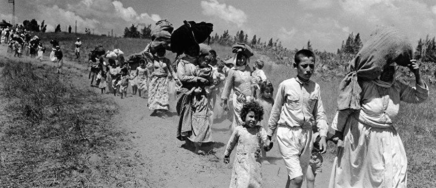 İsrail'in kuruluşundan hemen sonra sürgün ve etnik temizliğe muhatap olan Filistinliler, bu süreci "Nakba (Büyük felaket)" olarak adlandırıyor ve her yıl 15 Mayıs'ta anıyorlar.