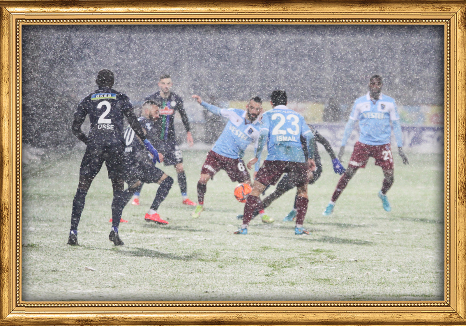 Rizespor-Trabzonspor karşılaşması yoğun kar yağışı altında oynandı.