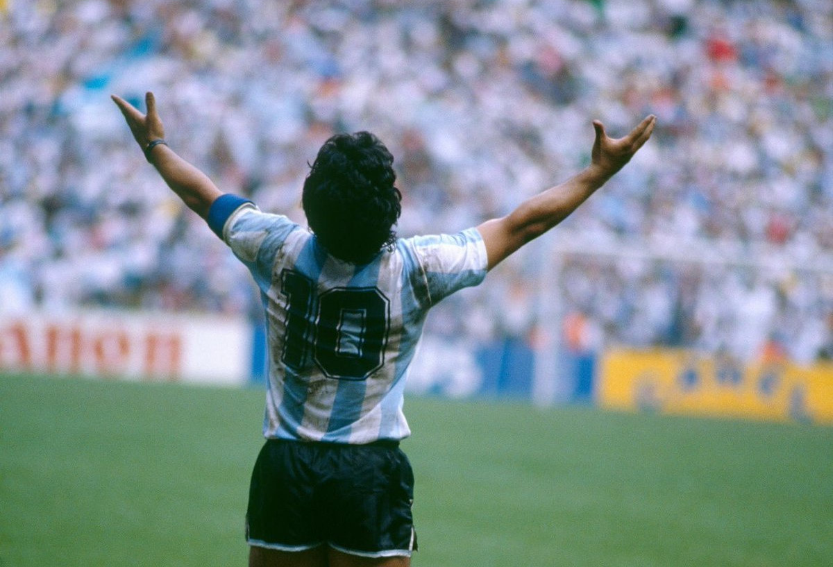 Dünya futbolunun efsane ismi Maradona, kupa tarihinin en ikonik isimleri arasında yer alıyor.