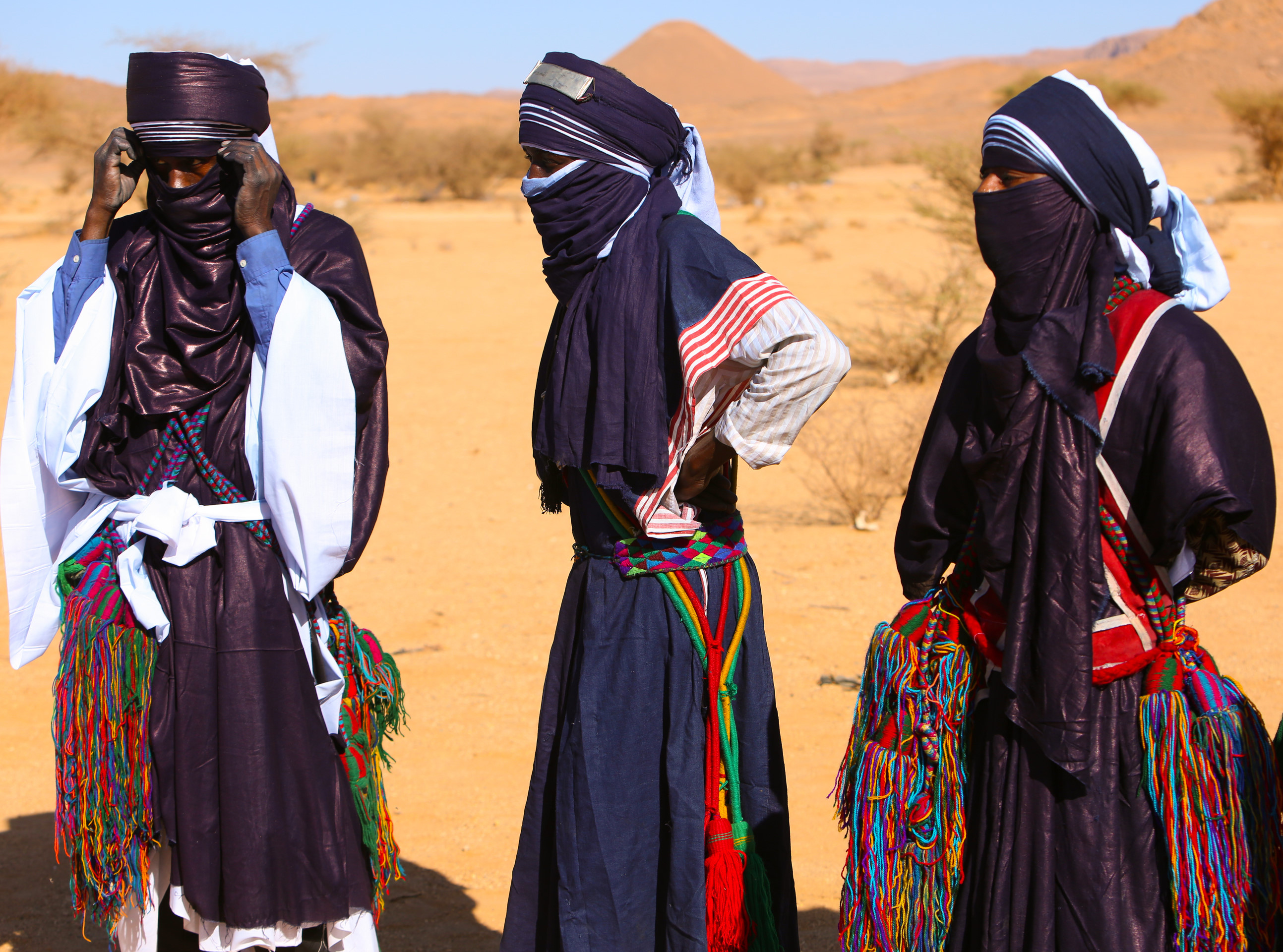 Bir Berberi kabilesi olan Tuaregler; mavi, uzun, bütün bedeni saracak şekilde tasarlanmış kendilerine özgü etnik giysiler giyiyor ve yüzlerini örtüyle kapatıyor.