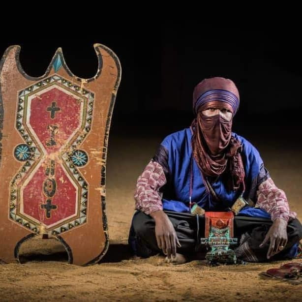 Kılıç, mızrak ve deri kalkan gibi savaş aletleriyle icra edilen Takuba Ağar dansı, geçmiş zamanlardaki Tuareg erkeğinin gücünü, kuvvetini, cesaretini, umudunu ve hayal kırıklıklarını ifade ediyor.
