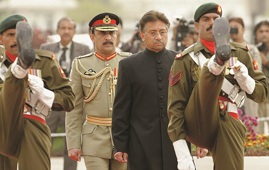 Pervez Müşerref, arkasındaki ordu desteğiyle Pakistan'ı uzun yıllar "sıkı yönetim" altında tuttu.