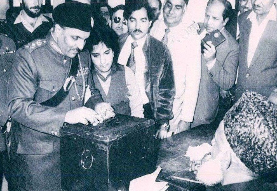 ABD ve Batı tarafından siyasî ve ekonomik desteğe boğulan Pakistan'da 1985'te nihayet çok partili seçim düzenlendi, ancak atmosfer tamamen General Ziyâ eliyle dizayn edilmişti.