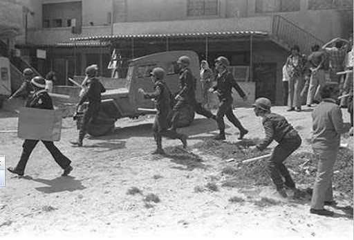 Nâsıra'daki gösterilere müdahale eden İsrail polisi, 30 Mart 1976.