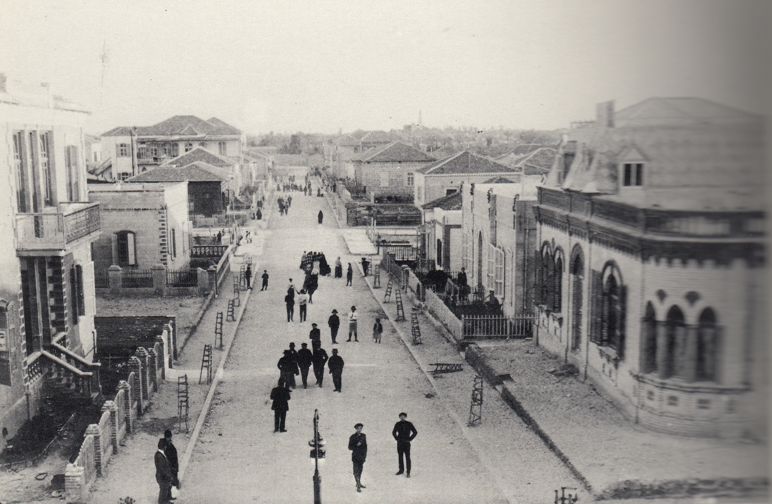 Herzl Caddesi, 1913. Günümüzde "küçük İsrail" addedilen Herzl Caddesi, Tel Aviv'de kaldırım döşenen ilk caddeydi.