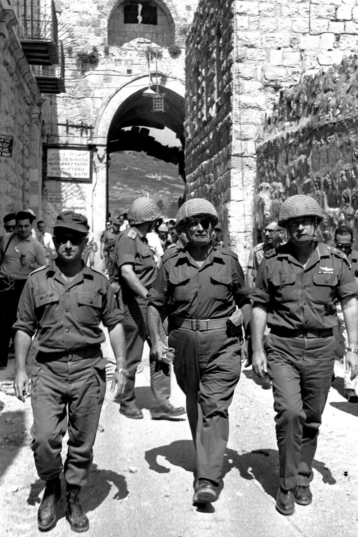 İsrail ordusunun üst düzey isimlerinden biri olan General Uzi Narkiss (1925-1997), Altı Gün Savaşı'nda Kudüs'ün Araplardan alınmasından sonra, şehre ayak basan ilk İsrailli askerlerden biriydi. O anı gösteren bu ünlü fotoğrafta Narkiss (solda), İsrail Savunma Bakanı Moşe Dayan (ortada), (1915-1981) ve Genelkurmay Başkanı Yitzhak Rabin (sağda) ile Aslanlı Kapı'dan girerken görüntülenmişti.