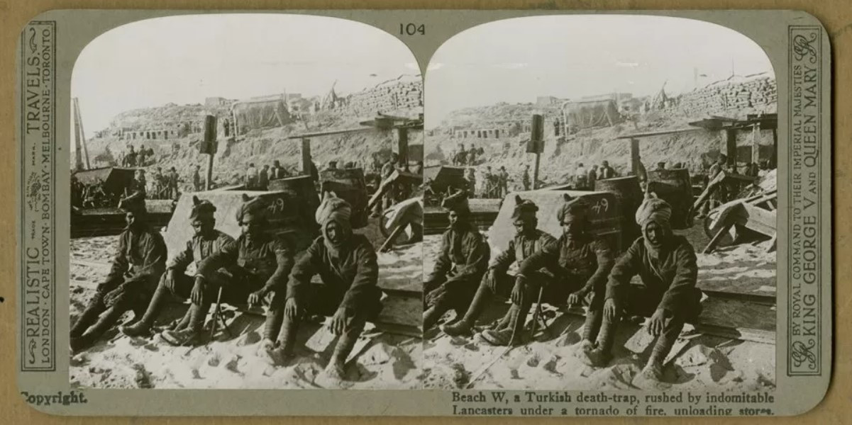 Çanakkale Harekâtı sırasında Ertuğrul Koyu'nda dinlenen Birleşik Krallık saflarının Hint askerleri.