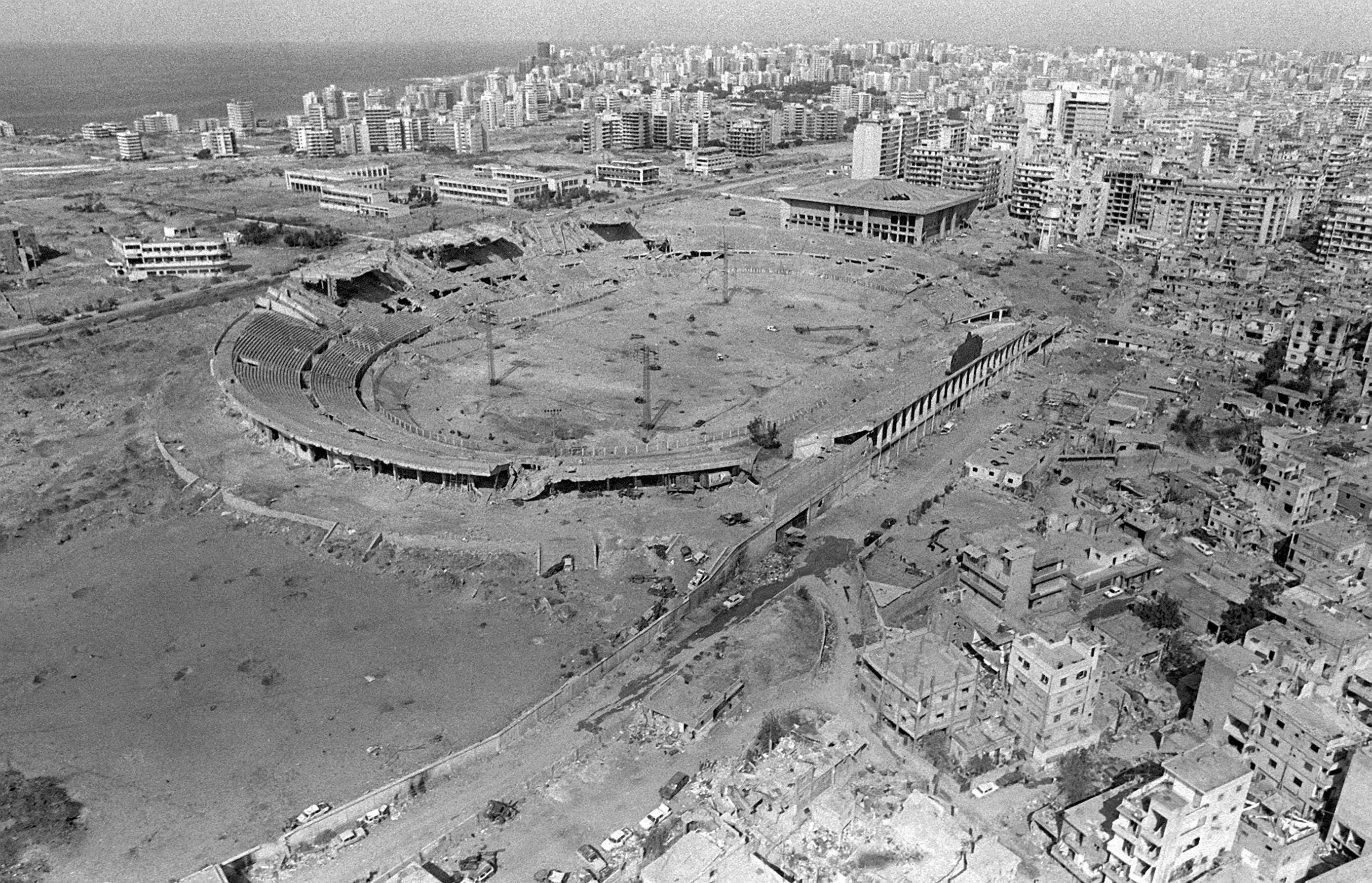 1982'deki İsrail hava saldırılarından sonra FKÖ için mühimmat ikmal sahası olarak kullanılan stadyum.