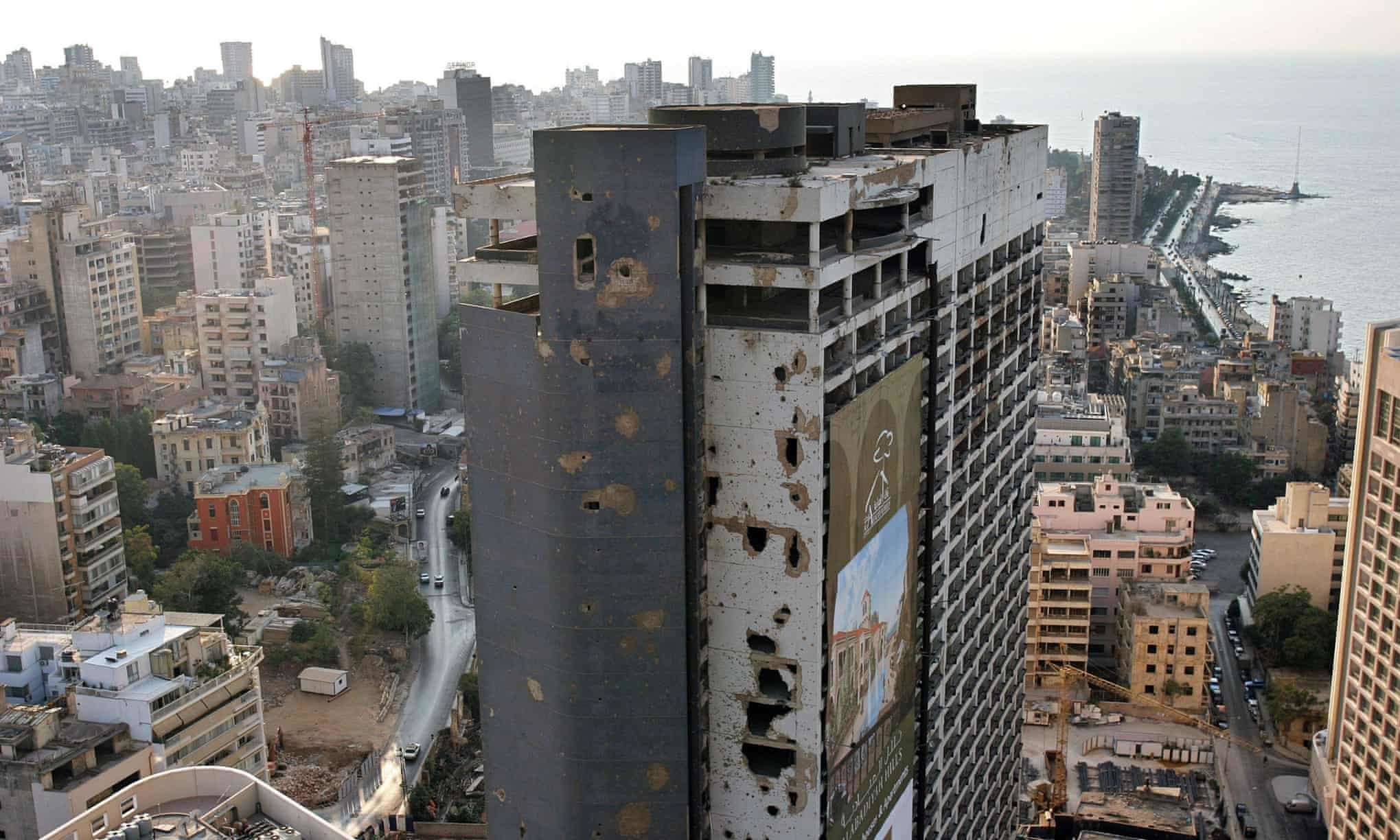 Yaklaşık 15 yıl süren iç savaş süresince Beyrut'un Mina'l-Husn oteller bölgesi, en yoğun çatışmalara ev sahipliği yaptı. Bunlardan İngiliz menşeili bir otel şirketi olan Holiday Inn'in 26 katlı Beyrut binası, üzerinde taşıdığı sahne olduğu çatışmalar ve geride kalan savaş izleriyle Lübnan İç Savaşı'nın sembolü haline geldi.