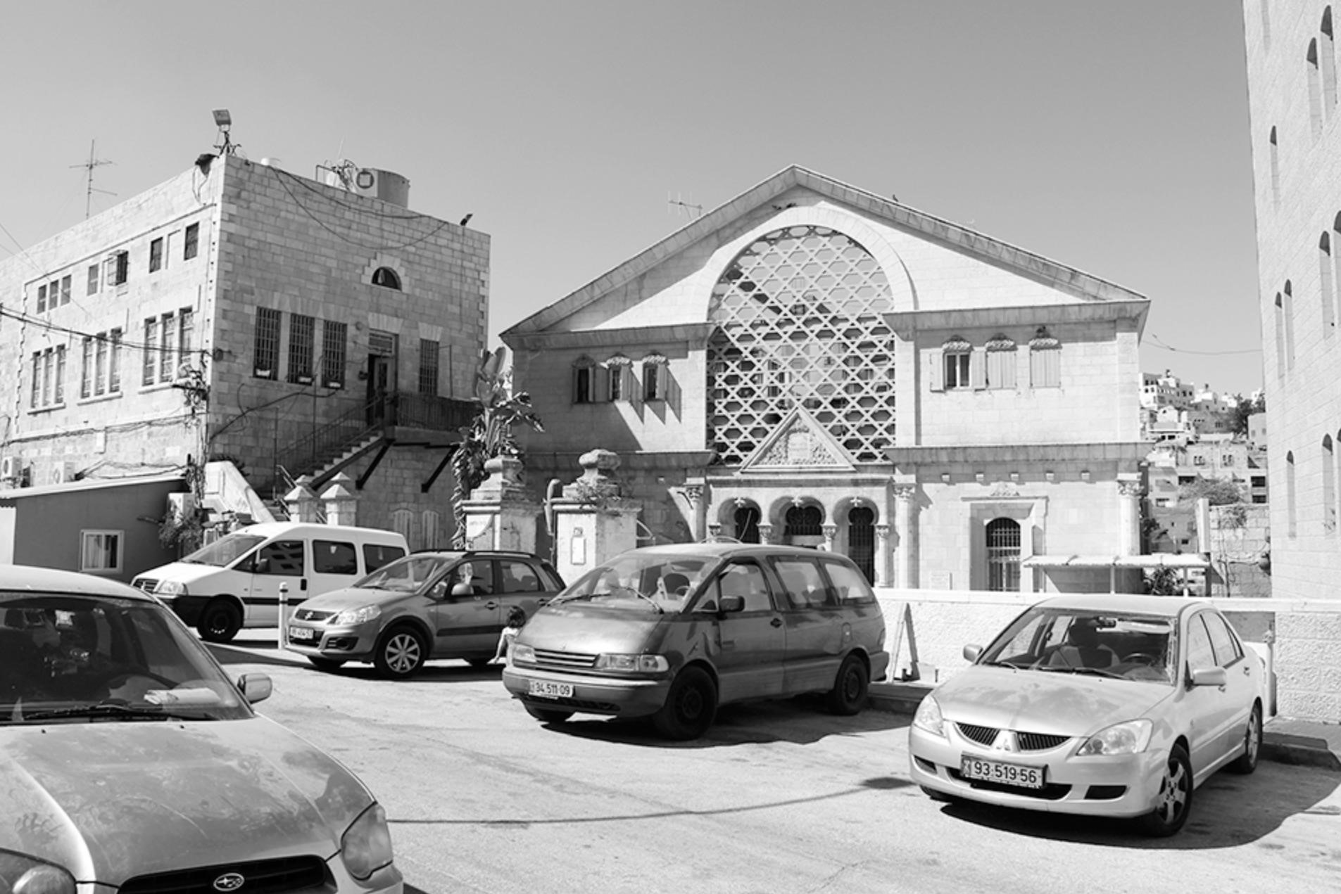 İlk kez 1893'te inşa edilen, ardından 1911'de genişletilen Beyt Hadassa, Yahudilerin şehirden uzaklaştırılmasıyla sonuçlanan 1929 olaylarından sonra terk edilmiştir. 1948-1967 arasındaki Ürdün hâkimiyeti döneminde, Beyt Hadassa, Arap çocuklarına okul olarak kullanılmıştır. Binanın ismi, ABD merkezli Siyonist yardım örgütü 'Hadassa'ya ait sağlık ocağının 1929'a kadar burada hizmet vermesi nedeniyledir. 'Hadassa' ise, bugünkü Tevrat metinlerinde anılan Yahudi Kraliçe Ester'in İbranicedeki adıdır.