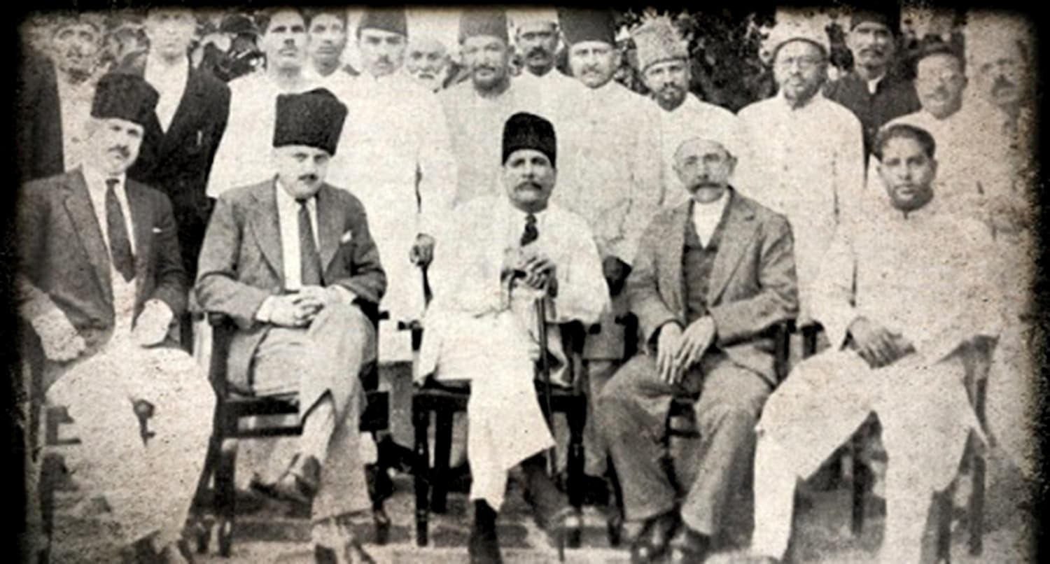 Bağımsız Pakistan devletinin kuruluşu yönünde ilk ciddi adım, İkbal'in 1930'da Allahabad'da gerçekleştirilen Tüm Hindistan Müslümanları Birliği'nin yıllık açılış konuşmasında ortaya koyduğu düşüncelerle atıldı.