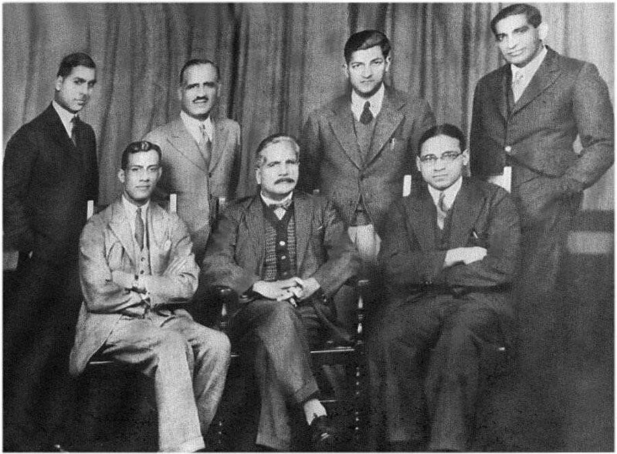 Britanya Hindistanı üzerine bağımsızlık tartışmalarının başladığı dönemde ayrı bir Müslüman devleti kurulması fikrini ilk ortaya atan isim Rahmet Ali, (en solda oturan) ve Muhammed İkbal (ortada) bir grup genç aktivistle birlikte. İngiltere, 1932.