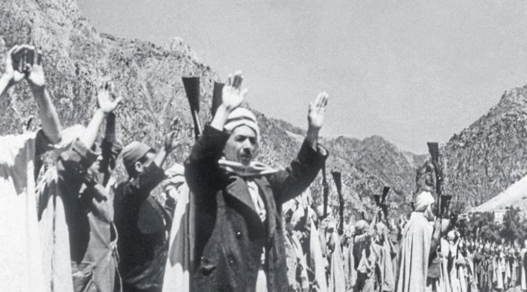 Setif, 1945. Ayaklanmaya karıştıklarından şüphelenilen Cezayirlilerin tutuklanmasına gerçek baskınlar eşlik ediyor.