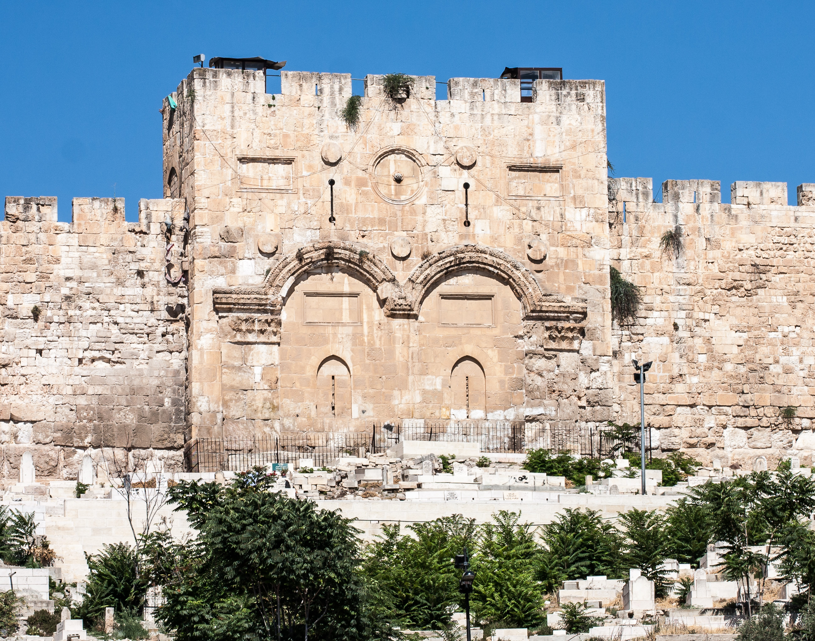 Rahmet ve Tövbe Kapıları, tarihçilerin ortak görüşlerine göre mevcut dokusu, işlemesi ve tasarımıyla Emevîler devrinde inşa edilmiştir.