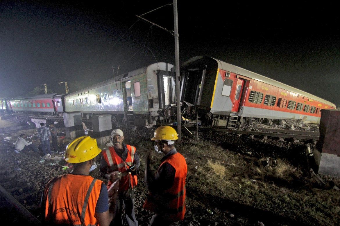 Yerel saatle 19.00 sularında meydana gelen tren kazasında yüzlerce insan, ülkenin on yıllardır gördüğü en ölümcül tren kazasında, bir düzineden fazla parçalanmış vagonda mahsur kaldı.