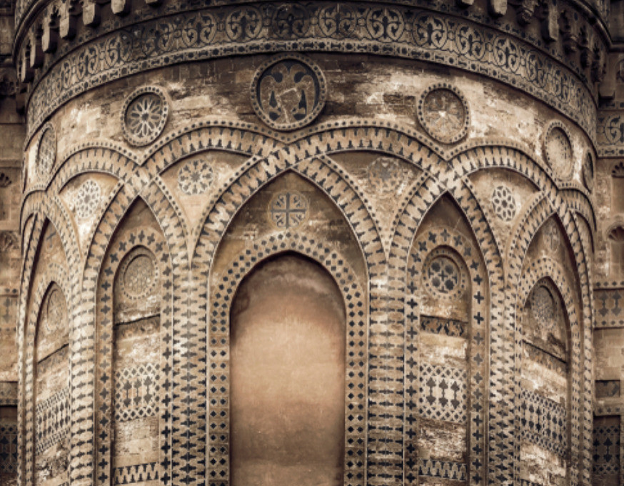 Bir Norman Gotik kilisesi olan San Cataldo'daki arabesk süslemeler dikkat çekicidir.