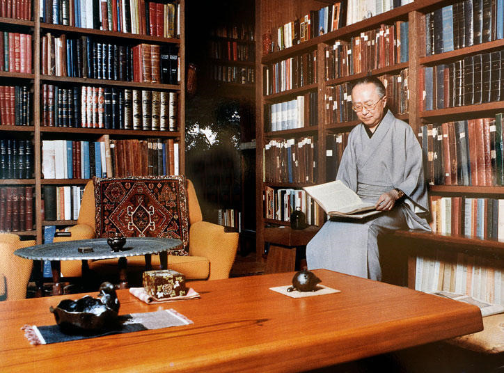 Toshihiku İzutsu, son yıllarını geçirdiği Kita-Kamakura'daki çalışma odasında, 1980.