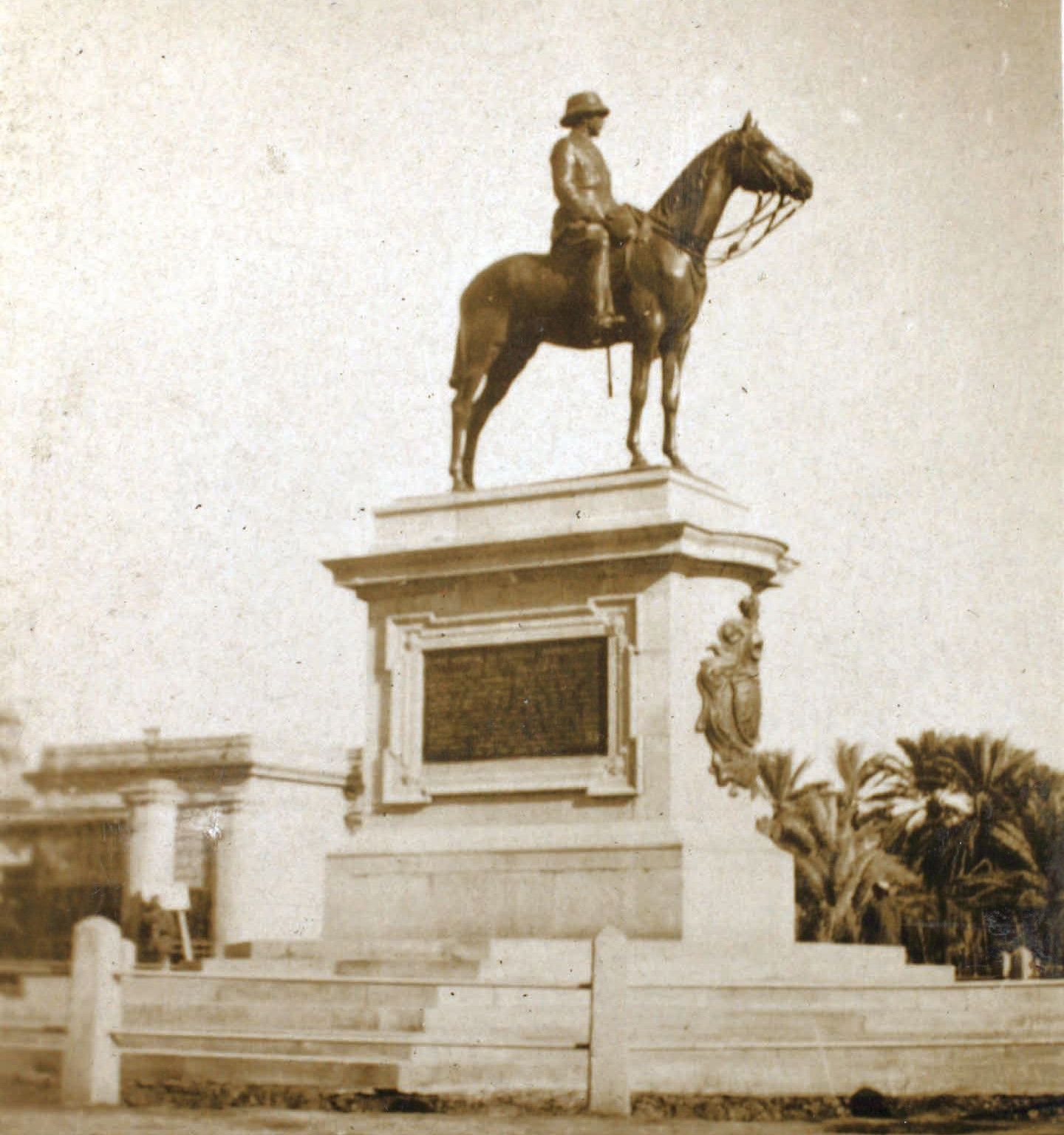 General Maude için 1923 yılında Bağdat’ta dikilen anıt. Bu anıt 1958’de İngiliz karşıtı protestolarda yerle bir edilir.