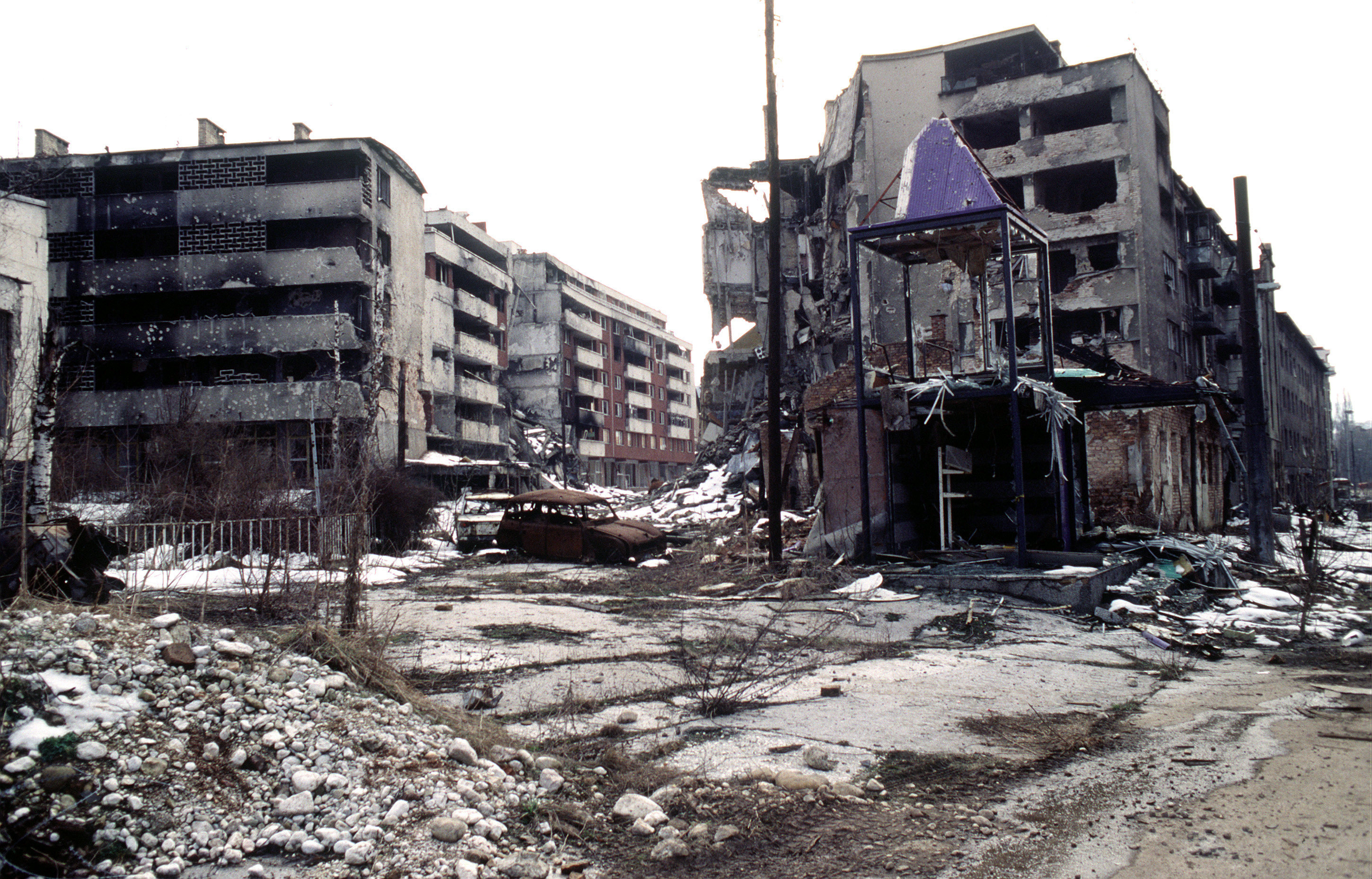 5 Nisan 1992'de saldırıya uğrayan Saraybosna, 29 Şubat 1996'ya kadar kuşatma altında kaldı.