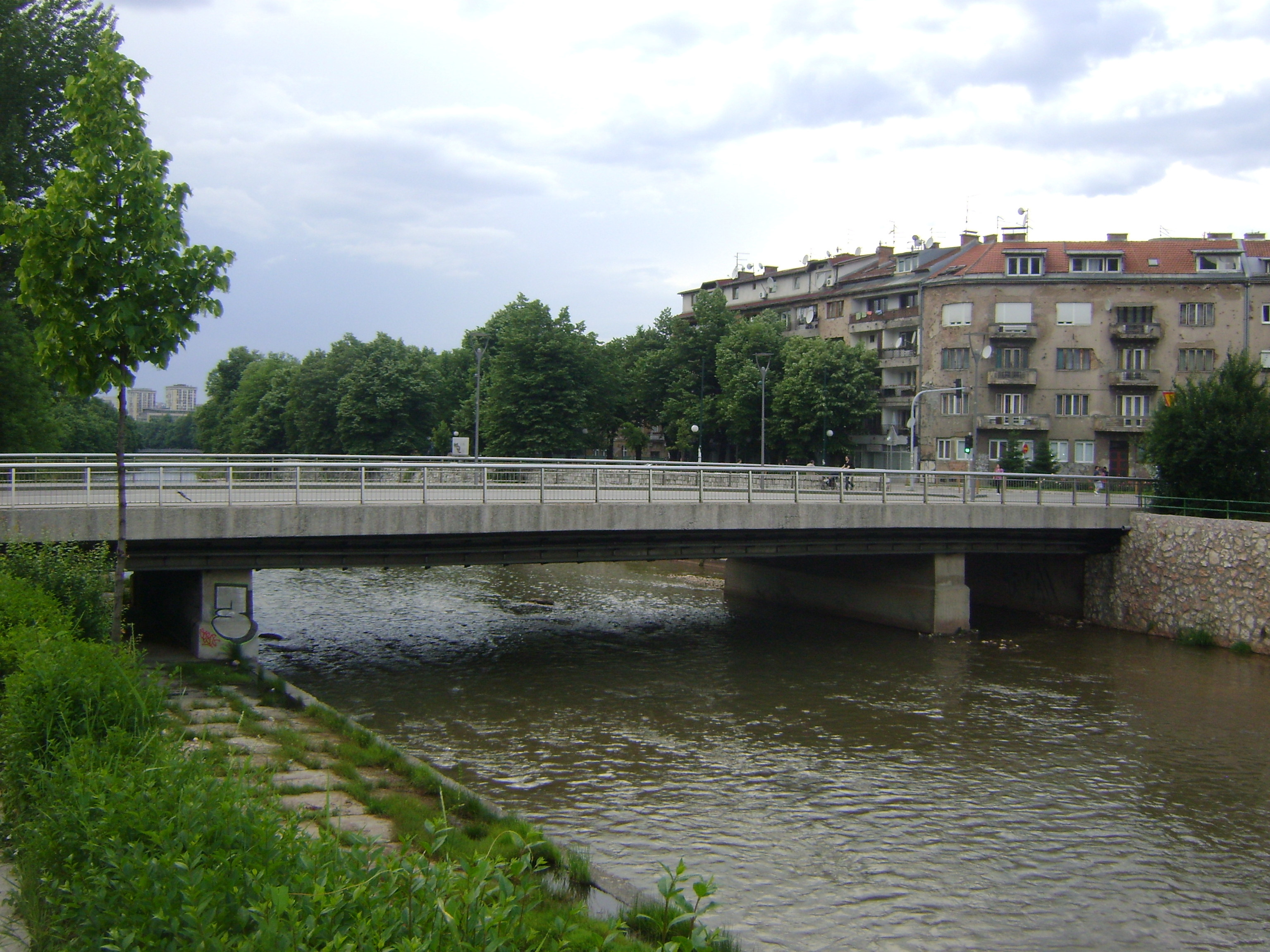 Suada Dilberovic ve Olga Sucic Köprüsü.