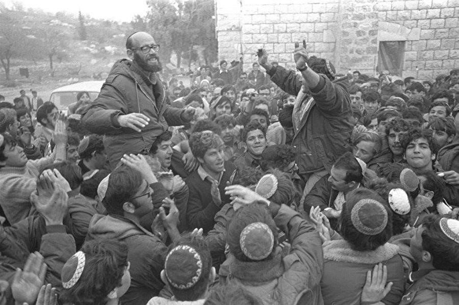 İsrailli Haham Moşe Levinger (solda) ve yerleşimci lideri Hanan Porat, hükümetin 1975'te Nablus'ta ilk Yahudi yerleşimini kurma taleplerini kabul etmesinin ardından kutlama yapıyor.
