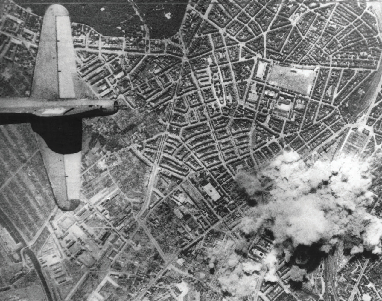 II. Dünya Savaşı'nın son kesitinde küçüğünden büyüğüne bütün Alman şehirleri korkunç bir şekilde bombalanıp yerle bir edilmiş, neredeyse 600.000 sivil bu saldırılarda hayatını kaybetmişti.