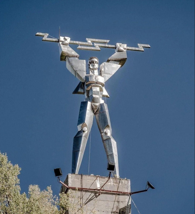Elektriği Tutan Prometheus Heykeli, Romanya, 1966. Heykel, sanatçı Constantin Popovici tarafından Vidraru Barajının hemen yakınında, hakim bir tepeye konumlandırılmıştır. Fotoğraf:Bogdan Toderas 