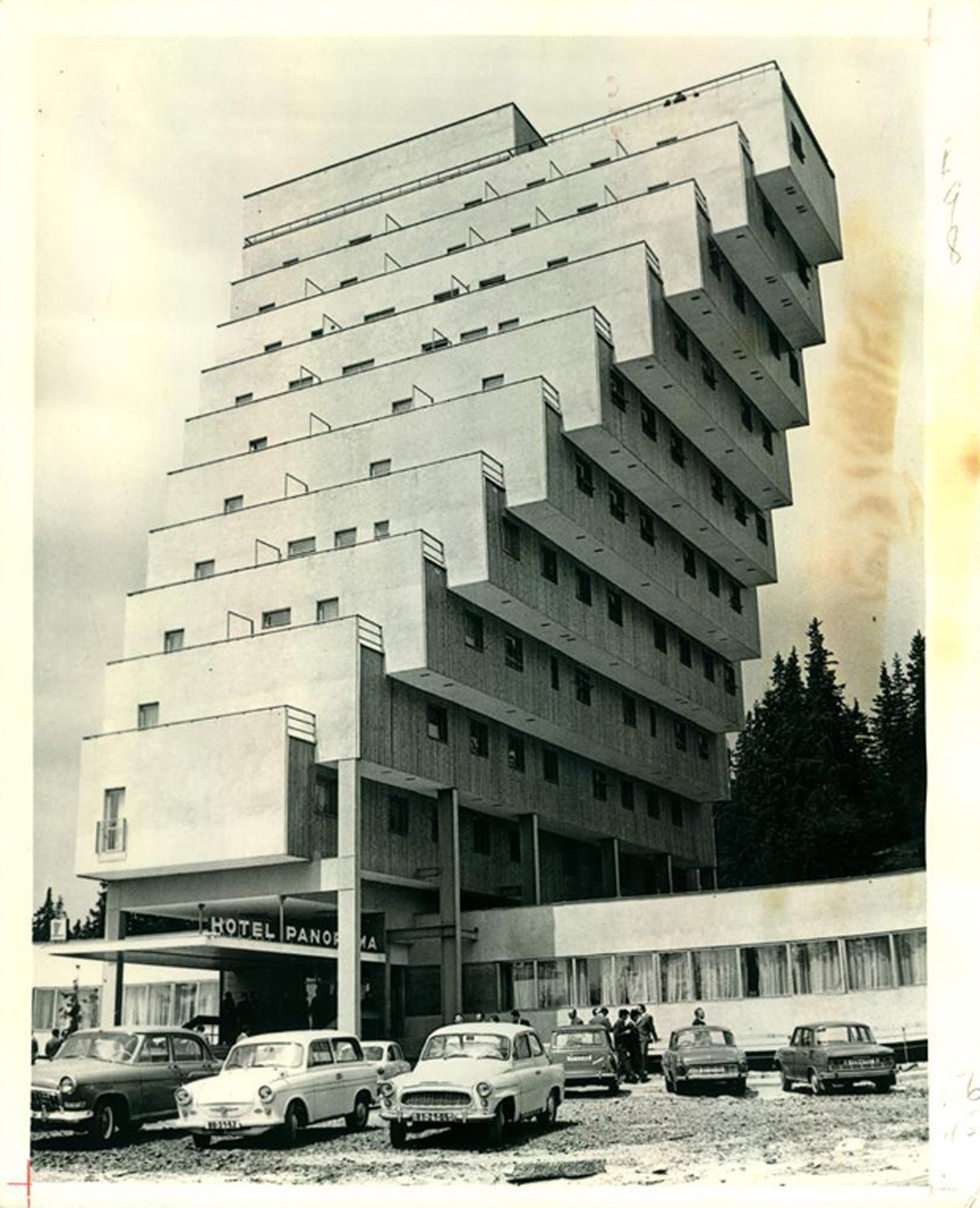 Hotel Panoroma, Slovakya, 1970. 1920-30'lu yılların konstrüktüvist etkilerini de görebileceğimiz bu örnek, döneminin mimarlık anlayışının başat örneklerinden olmuştur. Yapı, dinamik kütlesinin yanında brütalist kimliğini de belirleyici bir şekilde dışa vurmaktadır. Fotoğraf: thisbrutalhouse.com 