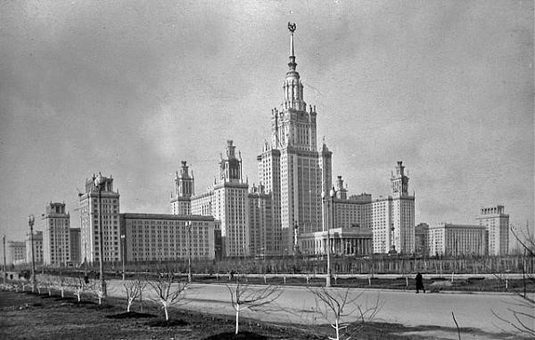 Moskova Devlet Üniversitesi Merkez Binası, 1953. Yapı, neoklasik bir estetik anlayışın; planlama ve form olarak rasyonalize edilmiş eklektik bir sentezini yansıtmaktadır. Fotoğraf: wikimapia.org 