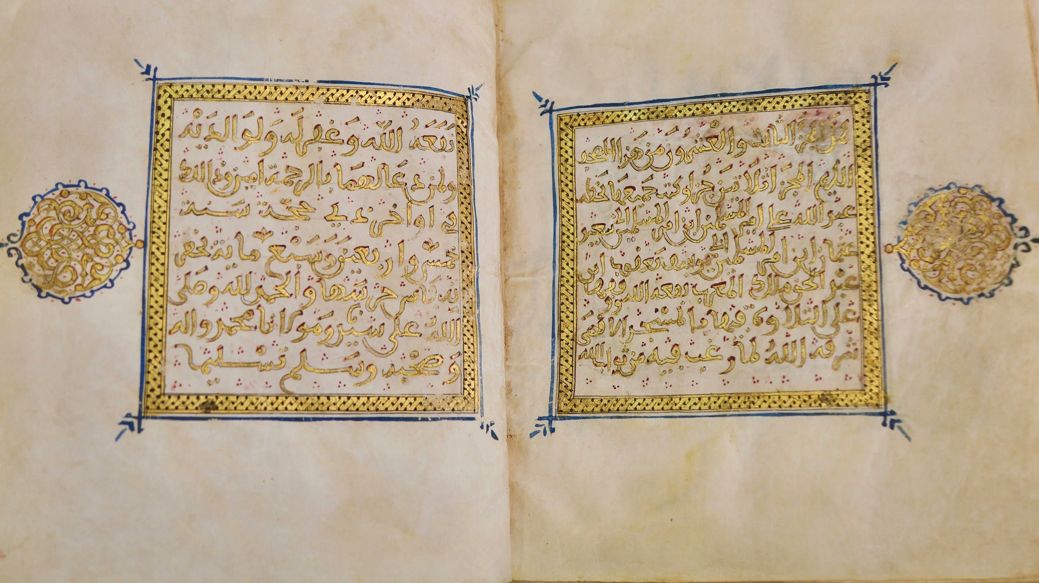 Kur'ân-ı Kerîm'in her bölümünde bulunan vakfiyeler altınla yazılmıştır.