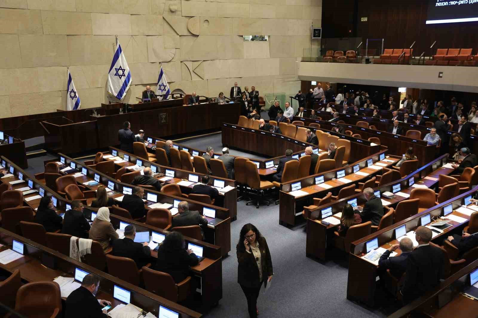 Knesset'te 71'e 10 oyla kabul edilen yasa, başbakan ve iletişim bakanına, El Cezire başta olmak üzere İsrail'de faaliyet gösteren yabancı ağların kapatılması emrini verme ve 
