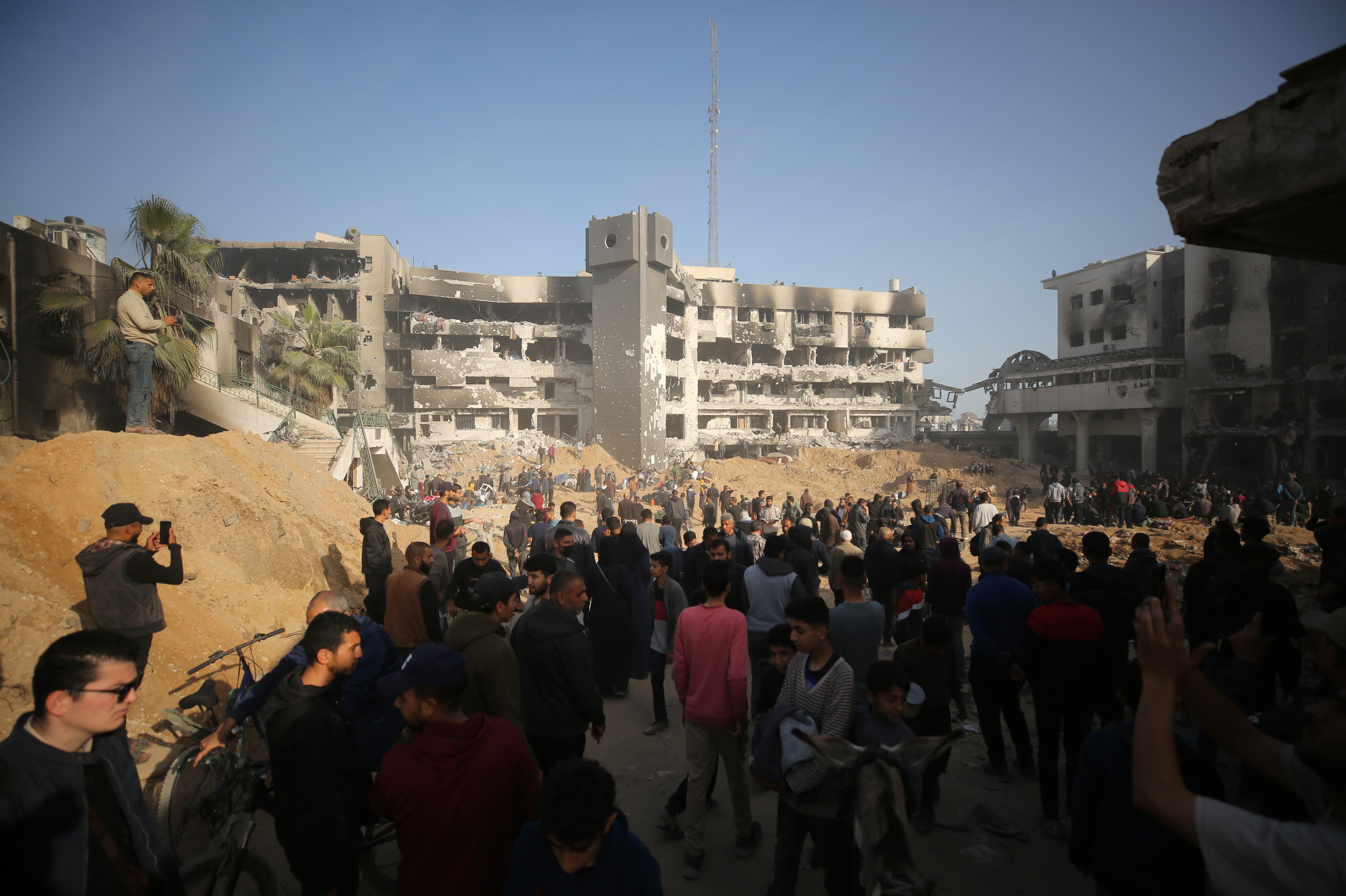 Tüm binalar yüzlerce mermiyle delik deşik edilmiş, İsrail askerleri binaların zemin katlarını patlayıcılarla tahrip etmiş.