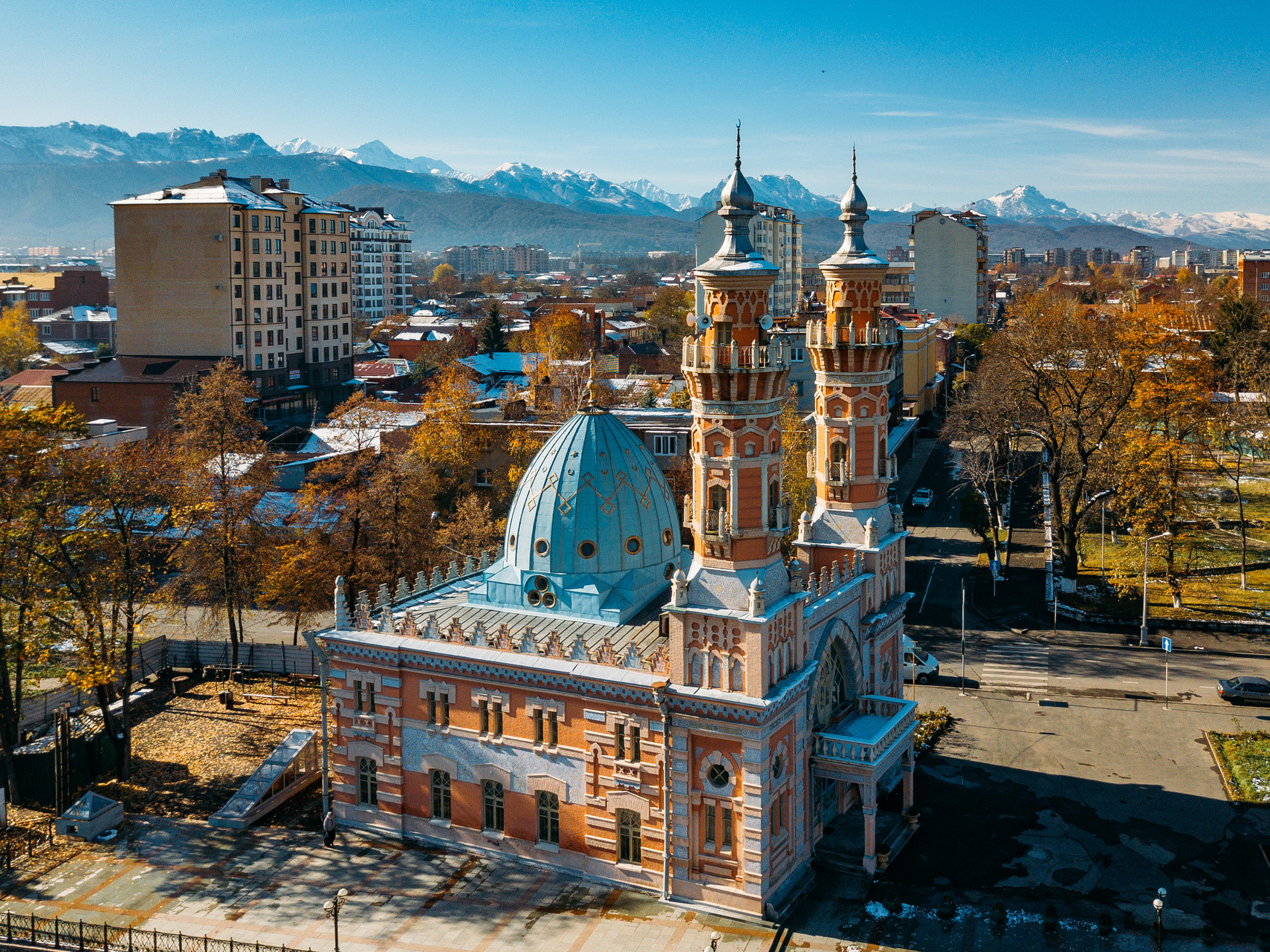 Osetya'nın başkenti Vladikavkaz'da, Kafkas Sıradağlarına arkasını dayayan ve Terek Nehri'nin kıyısına inşa edilen Muhtarov Camii.
