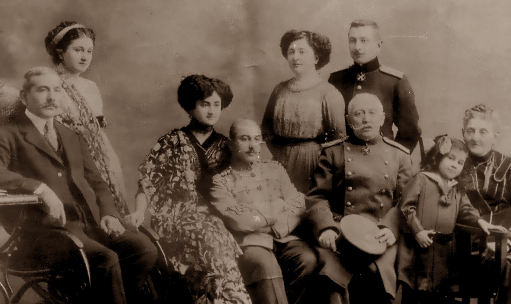 Murtuza Muhtarov (solda), eşinin ailesi Tuganov'larla birlikte Vladikavkaz'da.